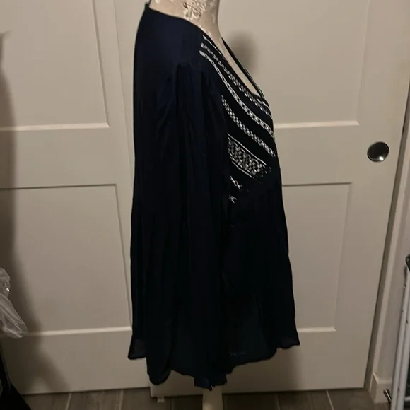 This is a navy tunic in a medium/Large - Picture 2 of 3